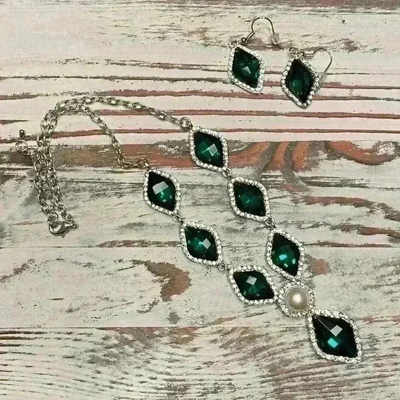 Emerald Costume necklace and earring set - Picture 1 of 4